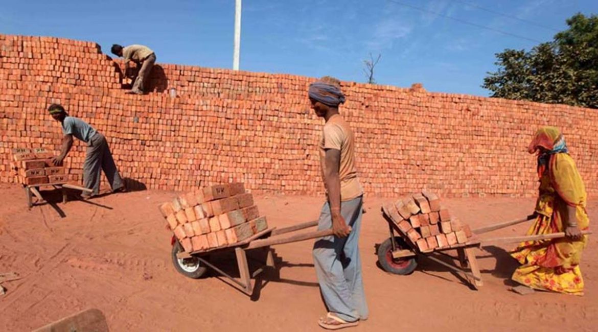 Gujarat: Brick kiln workers’ minimum wage raised by 125 percent after a 13-year struggle.