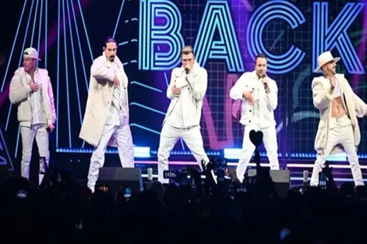 Backstreet Boys perform in India, Malaika Arora, Jacqueline Fernandez and other celebs attend