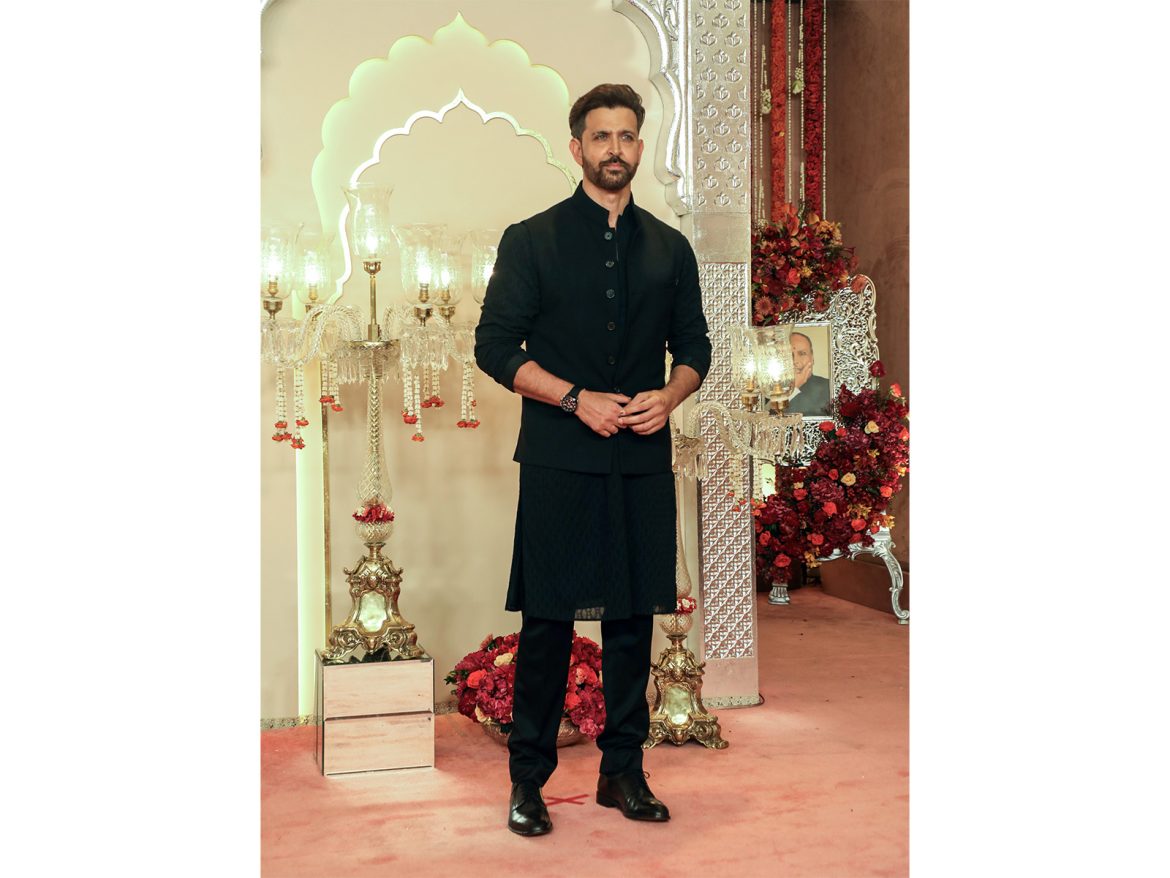 Hrithik Roshan Steals the Show as He Dances with Sons Hrehaan and Hridhaan at Cousin’s Wedding