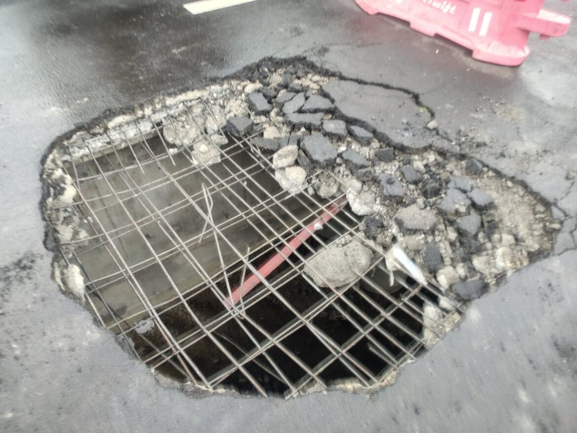 Concrete Slab Collapses on Delhi–Mumbai Expressway Bridge Near Ankleshwar, Tempo Overturns