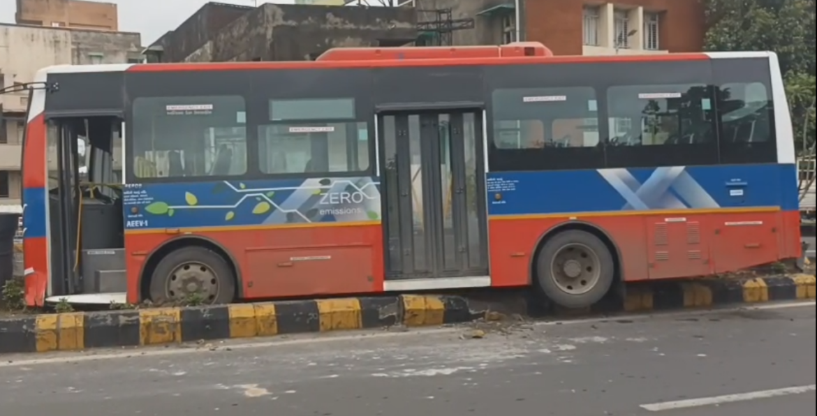 Fatal AMTS Bus Crash Near Ahmedabad’s Ellis Bridge Claims Driver’s Life