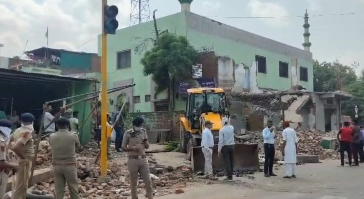 AMC begins demolition drive against 83 illegal shops for road widening